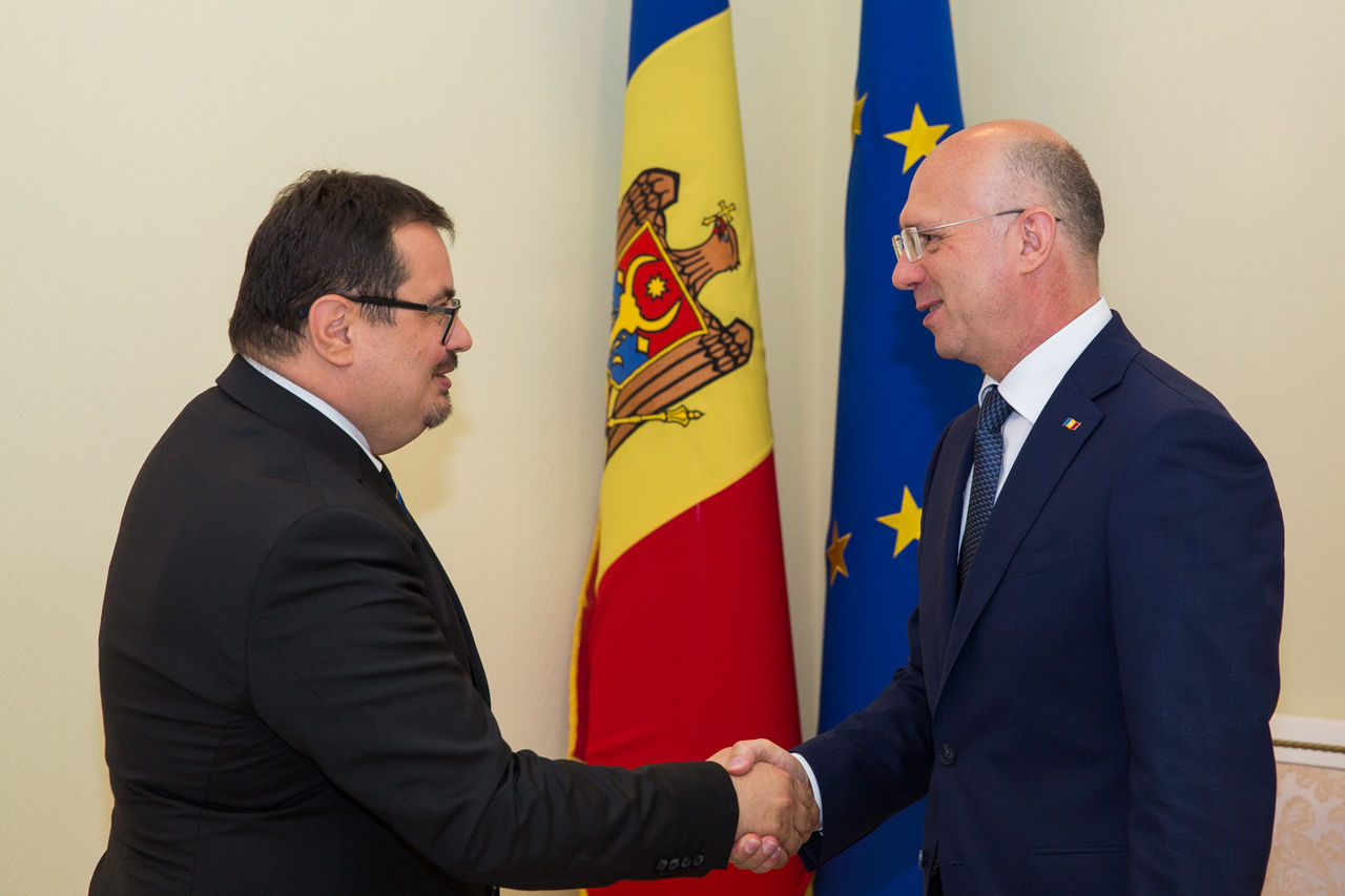 Premierul Pavel Filip în dialog cu noul Ambasador UE la Chișinău, Peter Michalko. Foto: gov.md