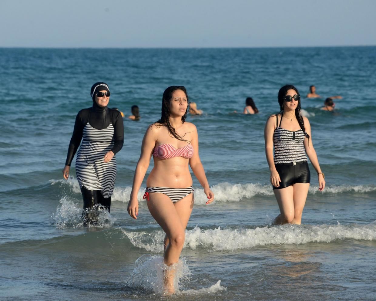 Autorităţile franceze au interzis purtarea costumelor de baie de tip burkini în 15 oraşe.