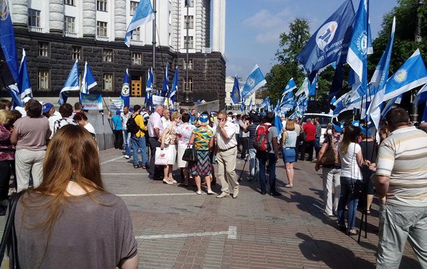 Пикет под кабмином проходит мирно.