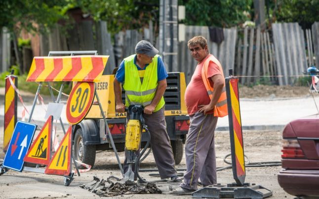Contract reziliat. Firma care repara şoseaua spre Giurgiuleşti a fost concediată. Foto simbol: adevarul.ro