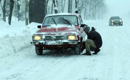 Zile numărate pentru conducătorii auto care sunt obligați să-și schimbe cauciucurile de iarnă la mașini.