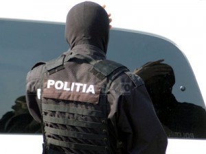 Aici, bărbatul a fost întors cu faţa la perete şi bătut crunt cu pumnii şi picioarele peste diferite părţi ale corpului.
