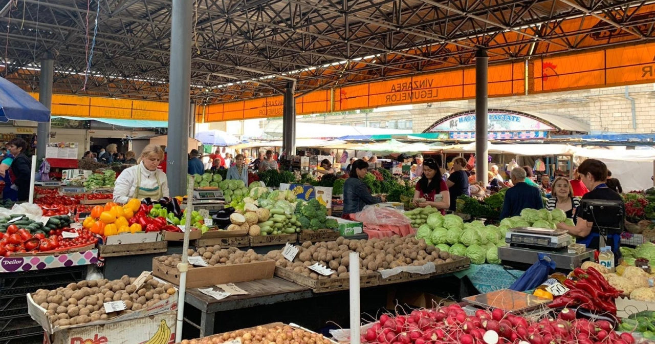 Vânzătorii din Piața Centrală au ajuns în vizorul autorităților: Nu emit bonuri de casă.