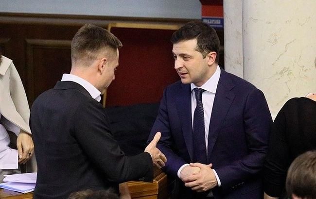 Зеленский отказался жать руку оппозиционеру из-за критики.