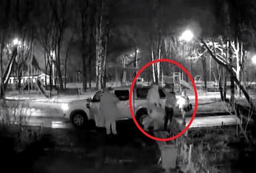 Кадры этого видео сняты камерой наблюдений, установленной у подъезда жилого дома.