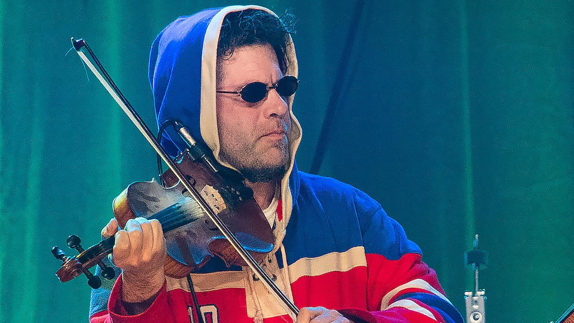 IA l-a numit din greșeală pe un violonist canadian violator: Concertul muzicianului a fost anulat.
