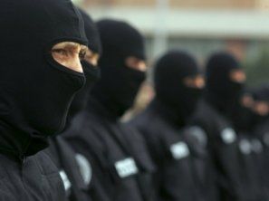 Percheziţii cu mascaţi pe strada Albişoara din Chişinău. Foto: presaonline.com