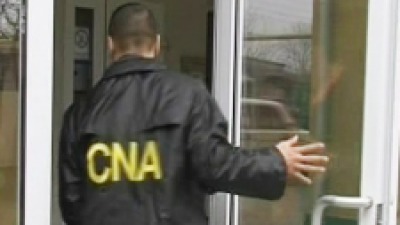 Acesta a fost prins în flagrant în timp ce primea 200 de euro de la un cetăţean pentru a-i elibera permisul de conducere.