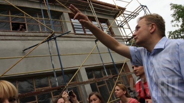 Повреждены часть крыши здания, водоотводы и окна на третьем этаже.