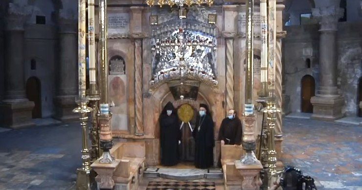 Церемония освещения Благодатного огня началась в храме Гроба Господня в Иерусалиме 18 апреля.