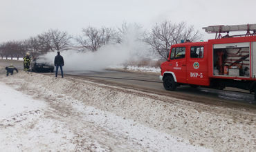 Un automobil a luat foc în această dimineață în apropiere de localitatea Ciorescu. 
