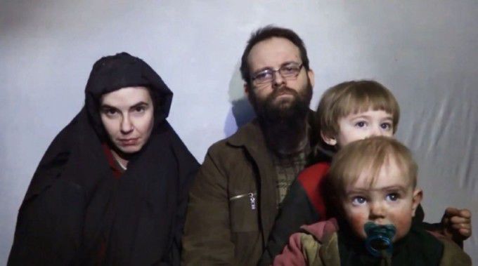 Семейная пара из США в плену у талибов решила рожать детей.