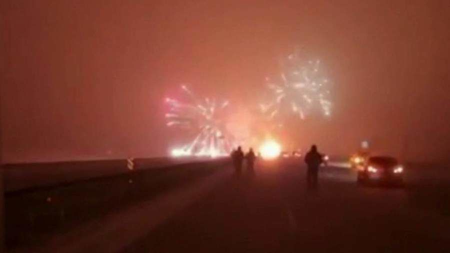 Грузовик с пиротехникой загорелся на трассе в Казахстане.