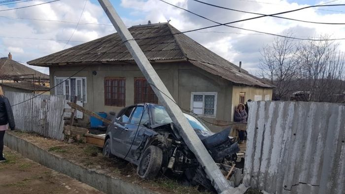 В Унгенском районе водитель Renault врезался в столб и снес забор дома.