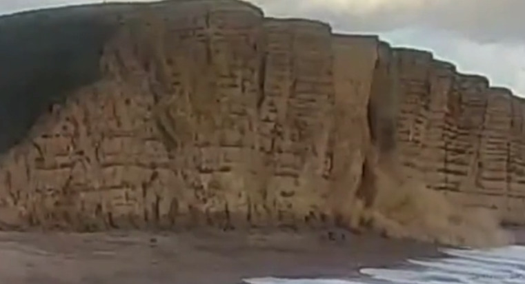 Обрушение скалы на гулявших по пляжу туристов попало на видео.
