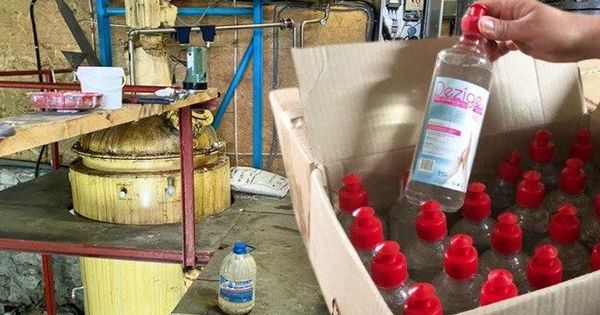 Полицейские обнаружили дезинфицирующие средства и маски без документов.