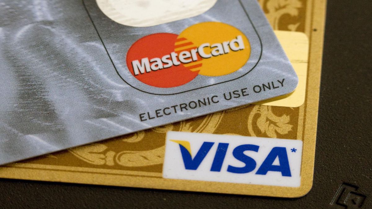 Diferențele utilizării Visa sau Mastercard, în cazul plăților efectuate peste hotare. Foto: agora.md