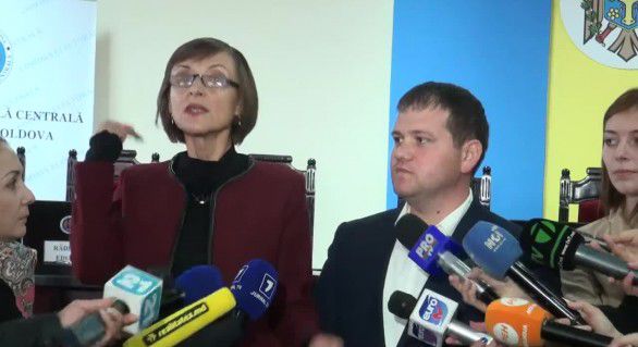 Corina Fusu și Valeriu Munteanu își vor depune luni demisia din funcțiile de ministru al Educației și Mediului. 