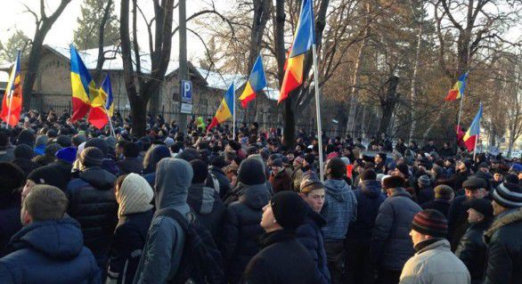 Mii de persoane continuă să protesteze la această oră în Chișinău.