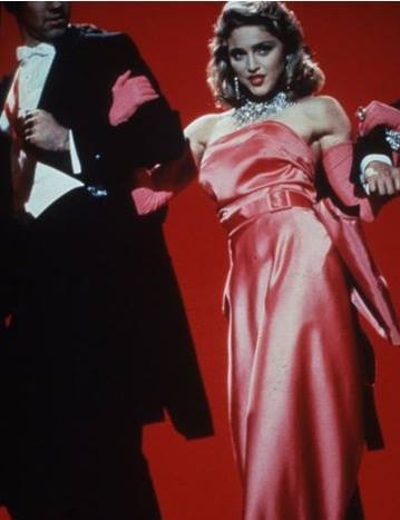 Rochia de mireasă pe care Madonna a îmbrăcat-o în anul 1985 când s-a căsătorit cu Sean Penn a fost scoasă la vânzare împreună cu vualul și pantofii pe care i-a încălțat atunci.