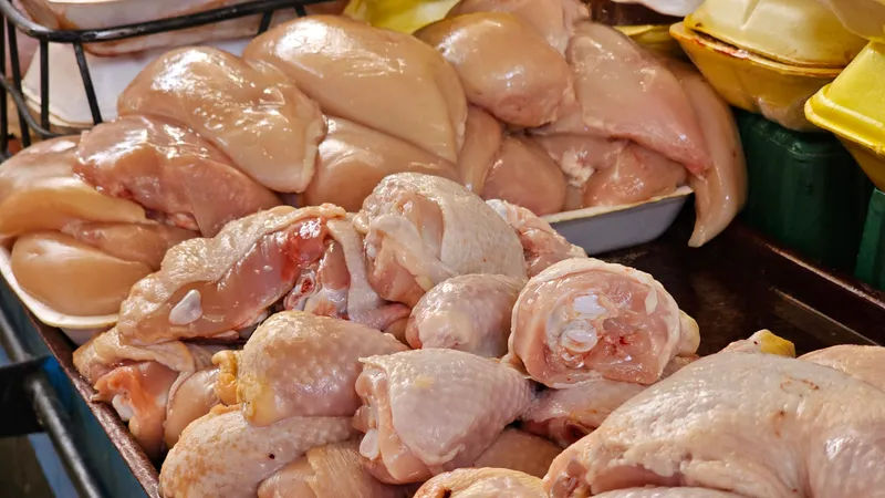 Moldova suspendă importul de carne și mezeluri de pasăre din Ucraina.