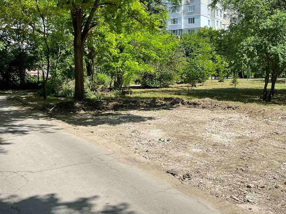 На улице Албишоара начали обустраивать зелёную зону.