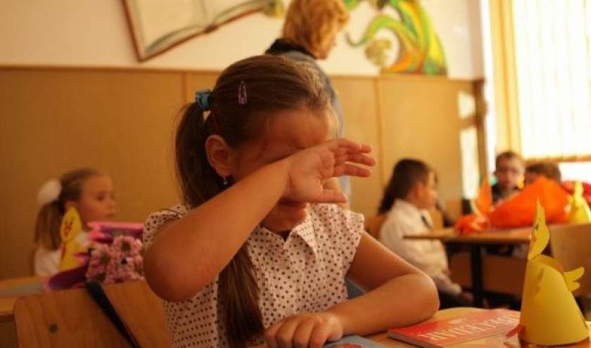O mamă susține că pedagogii îi discriminează copilul pentru că nu le-a dat bani. 