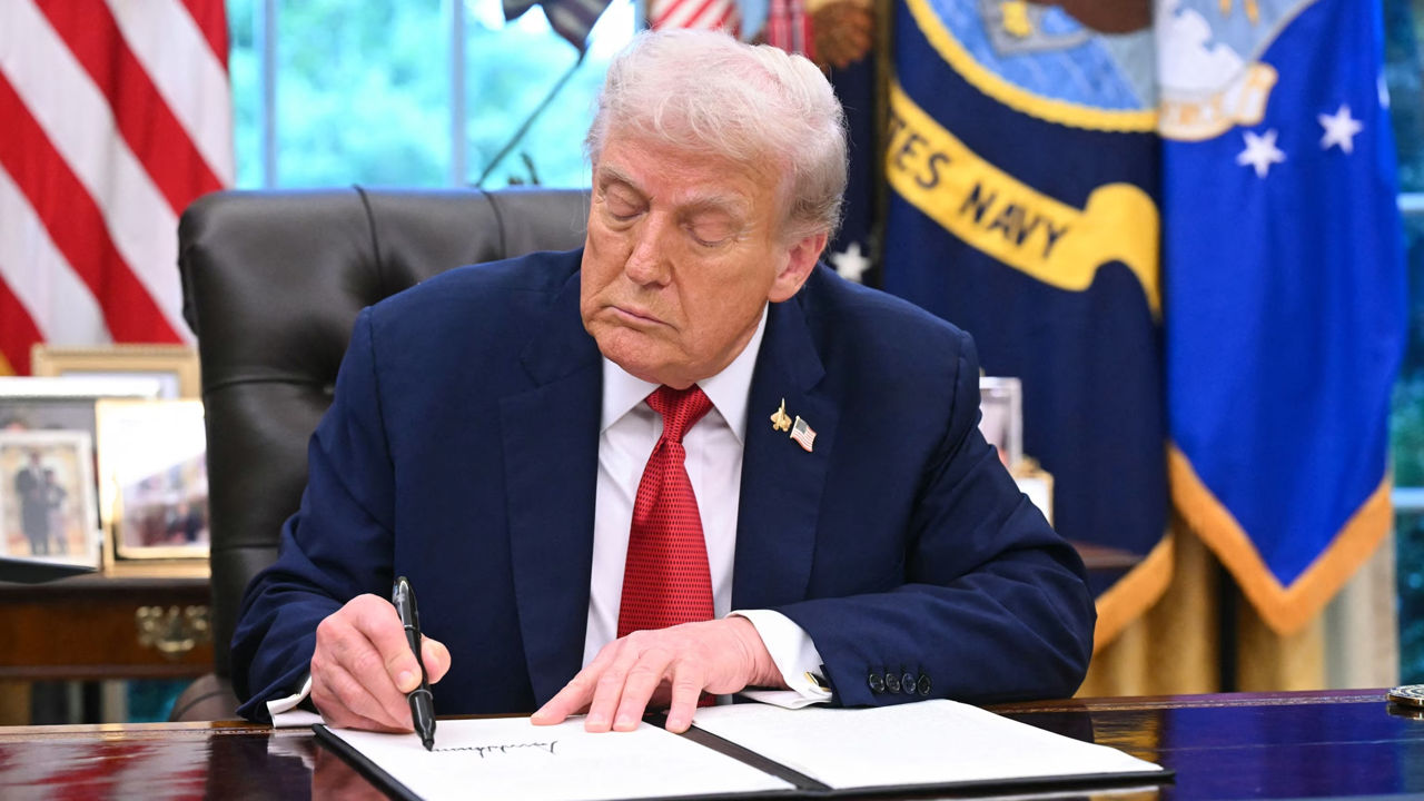 Trump impune taxe vamale de 25%-100% pentru medicamente, camioane și mobilă importate în SUA.
