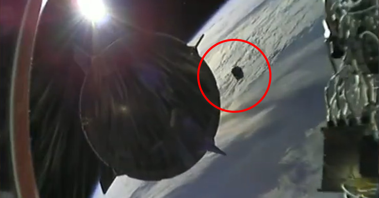 Корабль SpaceX с астронавтами едва не столкнулся с неизвестным объектом после старта. Коллаж: Point.md.