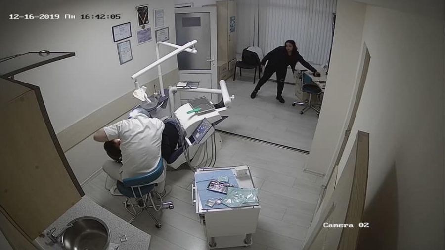 Полицейские поймали девушку, укравшую кошелёк из кабинета стоматолога.
