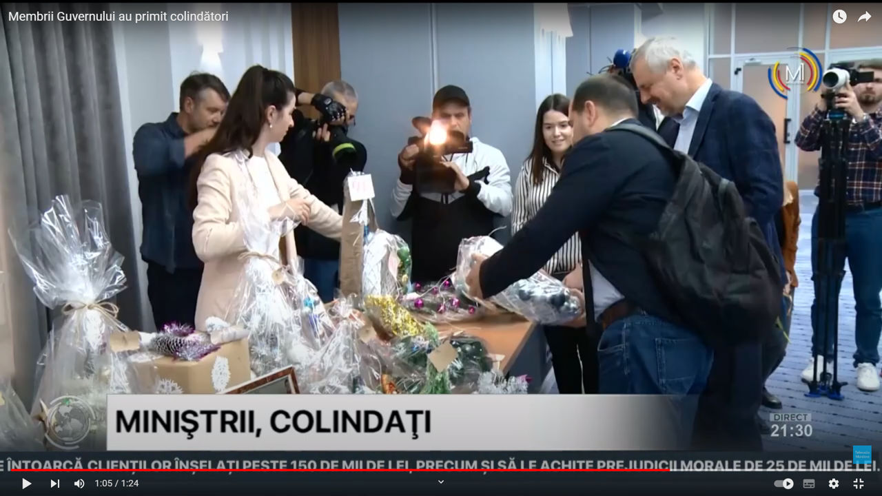 В правительстве Молдовы приняли колядующих и открыли выставку детских работ.