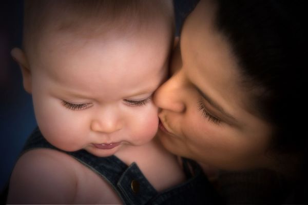 Psihologii spun că depresia mamei afectează starea psiho-emoţională a nou-născutului. Foto: jurnalspiritual.eu