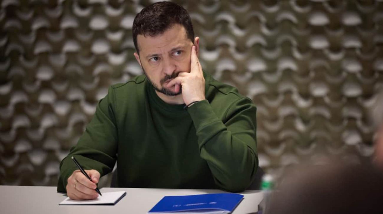 Зеленский: Украина планирует бить ракетами ATACMS по военным аэродромам в Крыму.