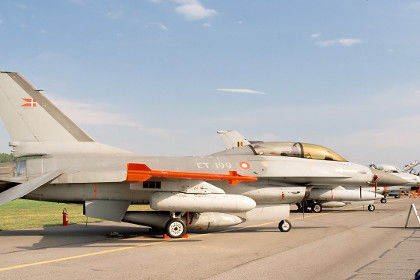 Дания приняла на вооружение первый F-16 в 1980 году, в настоящее время в ВВС насчитывается около 30 машин этого типа.
