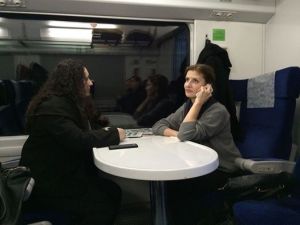 Cel mai probabil, Maria Poroșenko a decis să se întoarcă din Donbas cu trenul de mare viteză în care a și fost surprinsă de internaut.