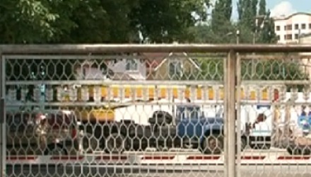 По данным полиции, мужчина потерял равновесие и упал на асфальт.