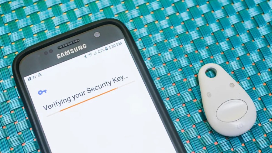 Google создал брелок для хранения паролей.