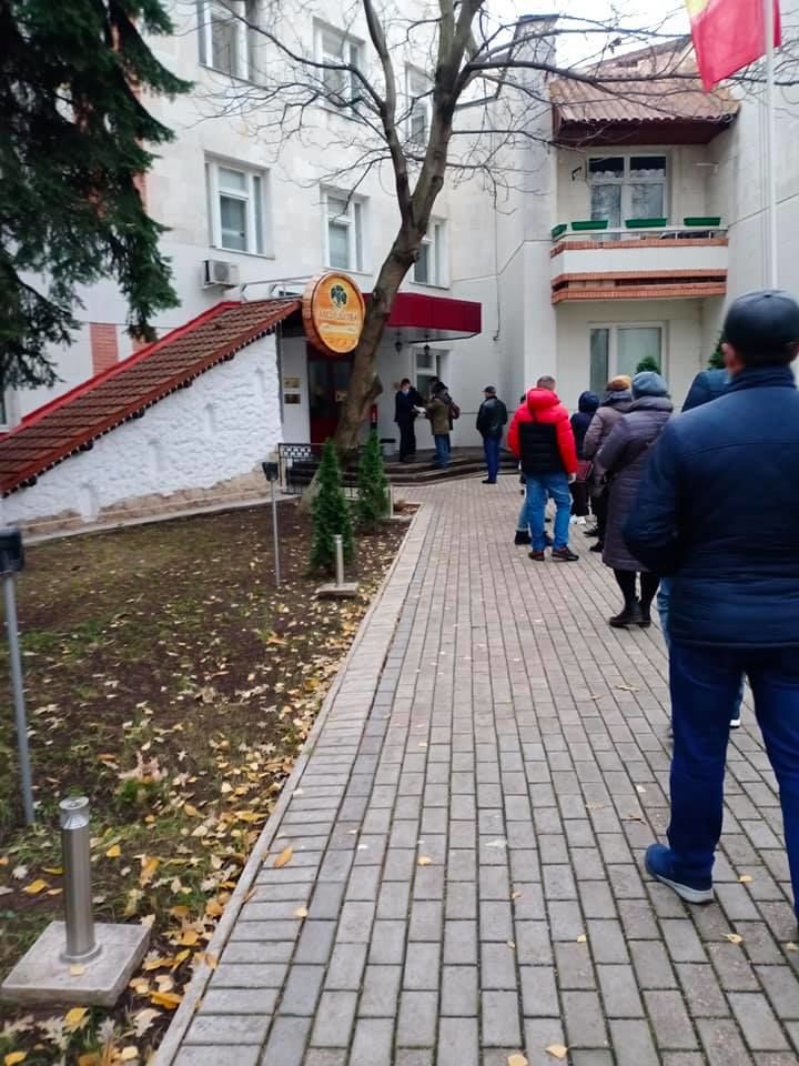 На избирательных участках в Москве тоже наблюдаются очереди.