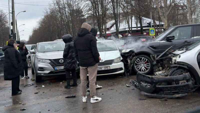 В Кишиневе столкнулись четыре машины.