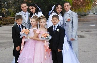 Свадьбу отгуляли в один день: родственники-то все равно одни и те же.