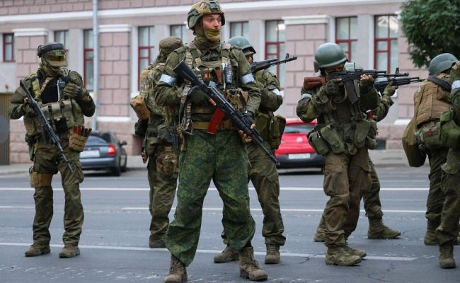 Бойцы ЧВК Вагнера уезжают из Ростова: их провожают аплодисментами.