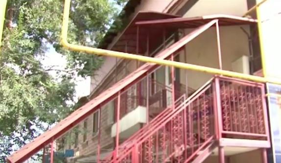  Недовольны жильцы дома и тем, что счета за коммунальные услуги стали выше. 