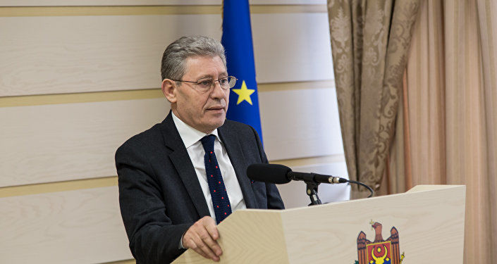 Acesta scrie că știe că este asemenea unui os în gâtul lor, dar el va continua lupta.
