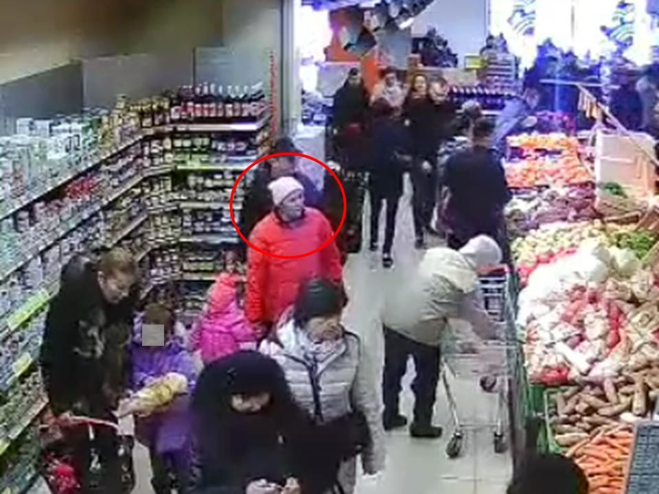Poliția o caută: A furat portmoneul unei tinere în supermarket