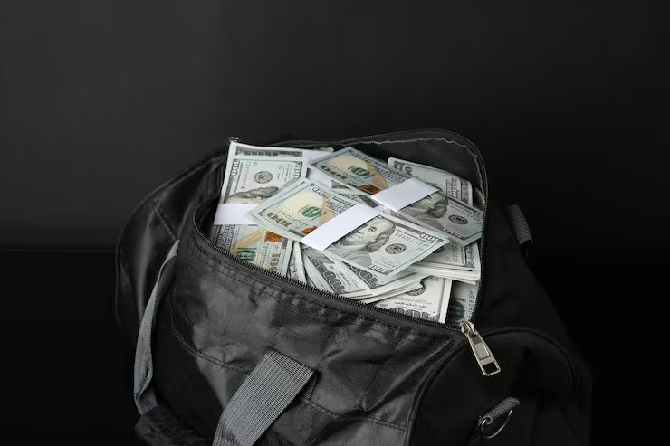 В США мужчина нашел у банкомата сумку со $128 тысячами и вернул все деньги.