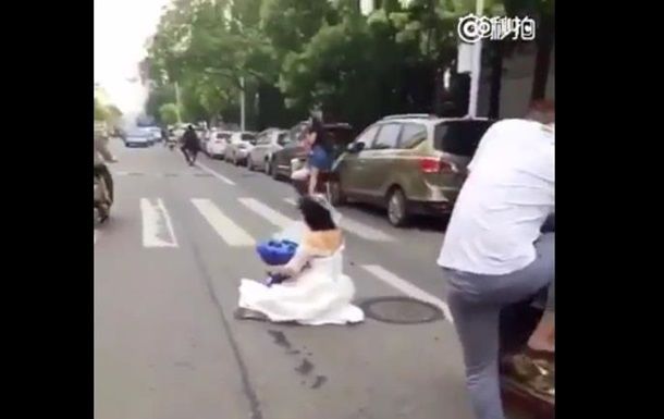 В Китае молодой жених, во время поездки на скутере, потерял свою невесту.