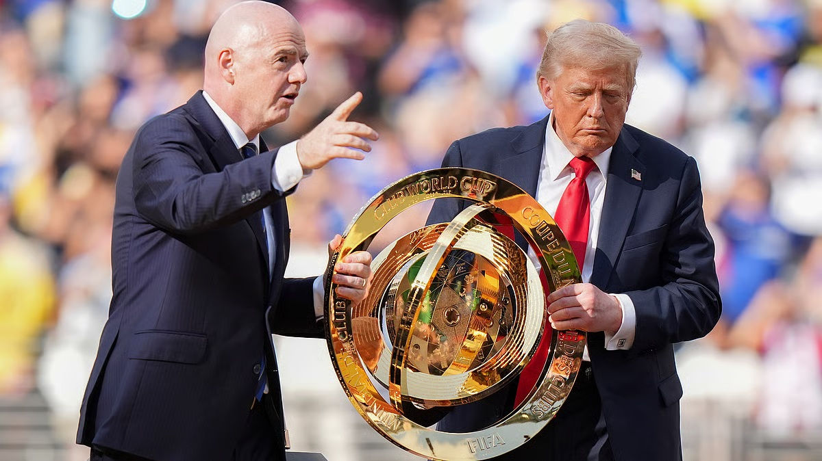 Трамп забрал себе кубок Клубного чемпионата мира, отдав «Челси» его копию.
