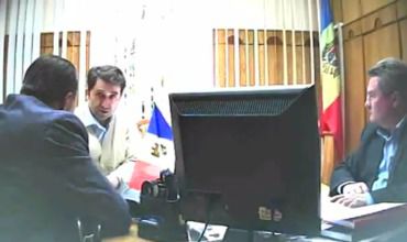 Momentul în care viceprimarul Vlad Coteţ cere mită.