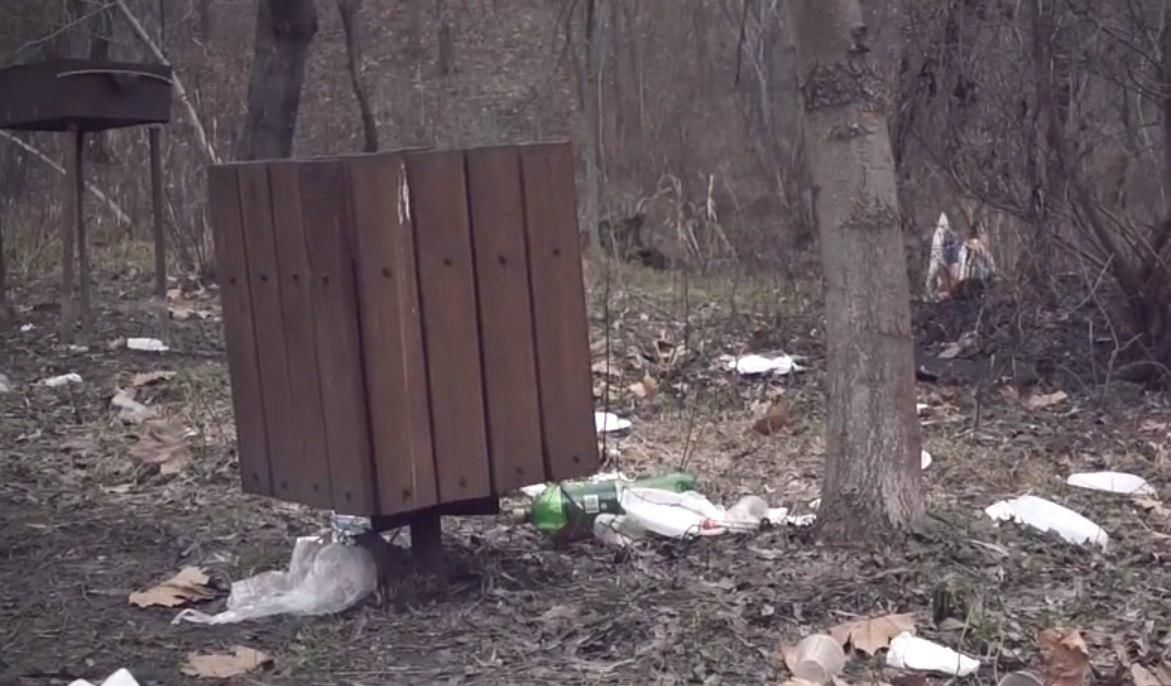 После таяния снега в парке Долина роз появились горы мусора.