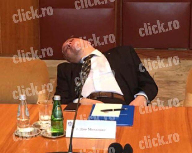 Mâna dreaptă a lui Iohannis a adormit la o întrevedere oficială. Foto: click.ro